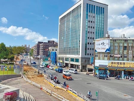 桃園捷運綠線G06站體工程16日施工，將在桃園區介壽路、三民路口至介新街口，進行第1階段施工圍籬架設。圖／中時資料照