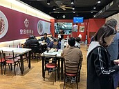 皇家牛肉麵店門口貼檢驗報告　顧客：國家打壓市井小民