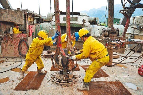 中油海外探勘，在非洲查德礦區挖到石油，預計12月初可運回「第一船原油」，圖為鑽井技術人員工作情形。（中油提供）