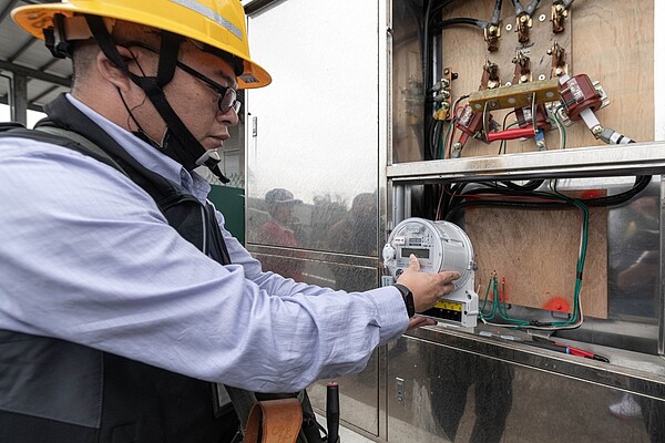 桃園市查緝未登記工廠,執行斷水斷電。圖/桃園市政府提供