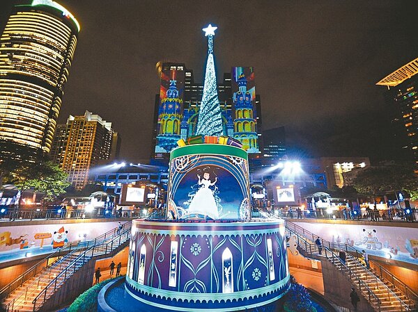 新北歡樂耶誕城今年跟迪士尼合作,並打造四大燈區,圖為市民廣場燈區。圖/新北市觀旅局提供