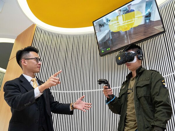 學生透過VR設備體驗創新科技賞屋服務。圖／永慶房產集團提供