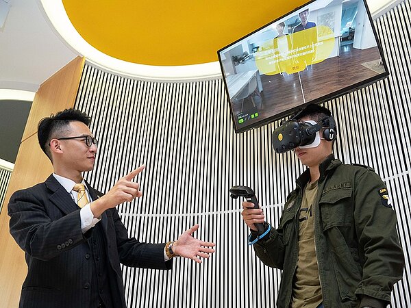 學生透過VR設備體驗創新科技賞屋服務。圖／永慶房產集團提供