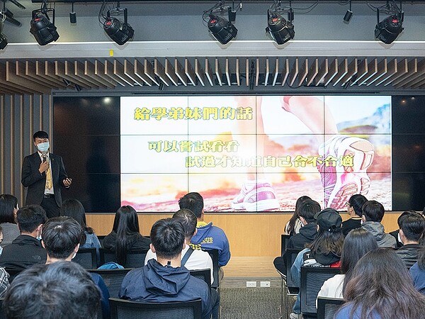 永慶房屋安排從該校畢業的在職同仁分享職場經驗。圖／永慶房產集團提供