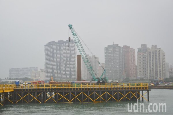 新北市淡江大橋主橋段正在施工。記者施鴻基／攝影 