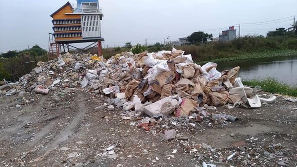 台南市環保局查獲的亂倒案件中，多數為裝潢廢棄物。圖／台南市府環保局提供
