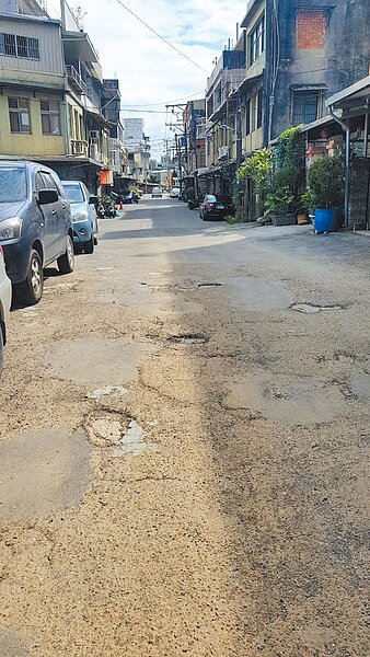 八德區建國路91巷,長期無人養護,導致路面凹凸不平,日前市府勝訴取得道路,將盡快鋪路改善問題。(呂林小鳳提供/賴佑維桃園傳真)