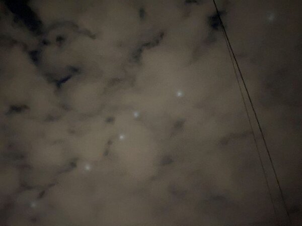 京都夜空被拍到「六星連珠」的奇特景象，令人好奇是不是UFO來了。圖／擷取自まいどなニュース