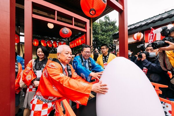 今年蛋寶生技不老村以「類出國」概念出發，邀請日本職人來台舉辦日式祭典「元氣祭」。圖／桃園市政府提供
