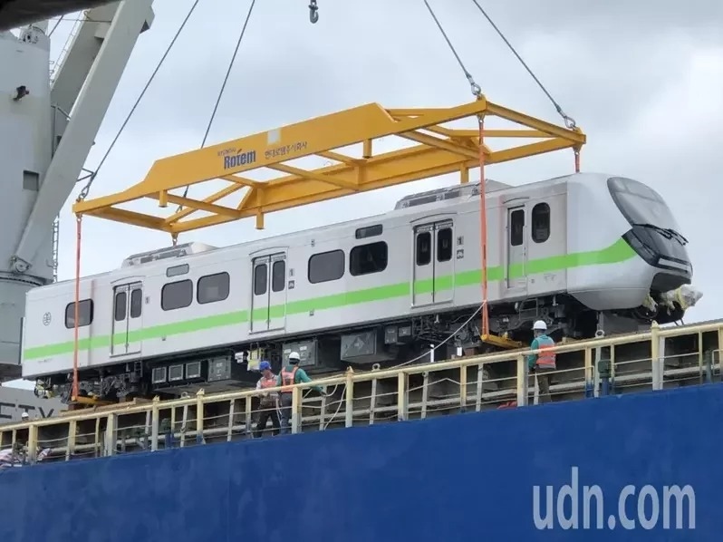 被譽為「史上最美最長區間車」EMU900型通勤電聯車，首批新車10月24日抵台，不過維修能量卻出現疑慮。圖／聯合資料照