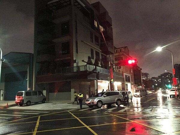 新北市議員蔡淑君指出,懷疑業者透過廁所的排水孔排放廢液。圖/蔡淑君提供