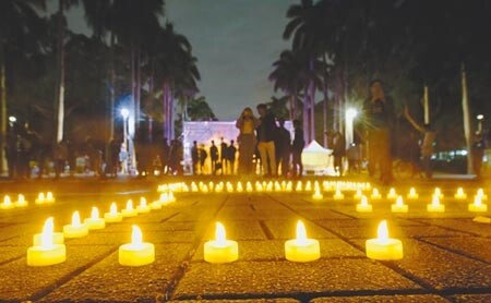 台灣大學近來發生數起學生不幸事件，台大學生會14日晚間10時點在椰林大道舞台前舉行燭光晚會，夜晚中同學點起蠟燭，共同溫暖校園中的彼此，一起走過這個冬天。 （陳怡誠攝）