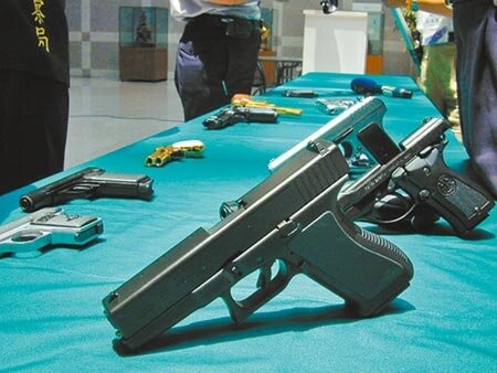 模擬槍與真槍比例一比一，幾可亂真。（廖素慧攝）