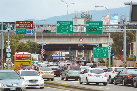 台北市內湖上下班尖峰時段幹道總是堵車，有議員發現是公車在路上空轉加劇塞車狀況。（本報資料照片）