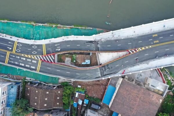 大陸廣州海珠湧大橋於8月3日正式通車，橋中央卻開岔，保留了一間「釘子戶」被雙向車道包圍，在空拍畫面下有如眼睛，網友戲稱為「海珠之眼」。 圖／取自觀察者網