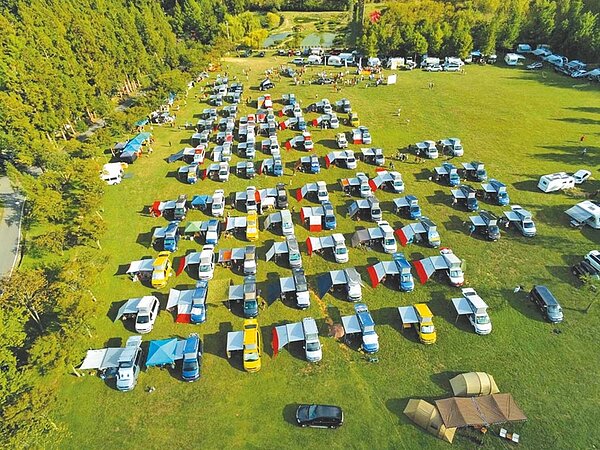 110輛露營車開進武陵農場陽光大草原舉辦車聚活動，引發影響生態疑慮，也有遊客質疑農場帶頭超限利用。（民眾提供／王文吉台中傳真）