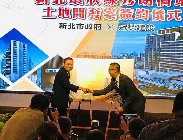 新北市長侯友宜(左)與冠德建設董事長馬志綱(右)。好房網News記者李彥穎攝