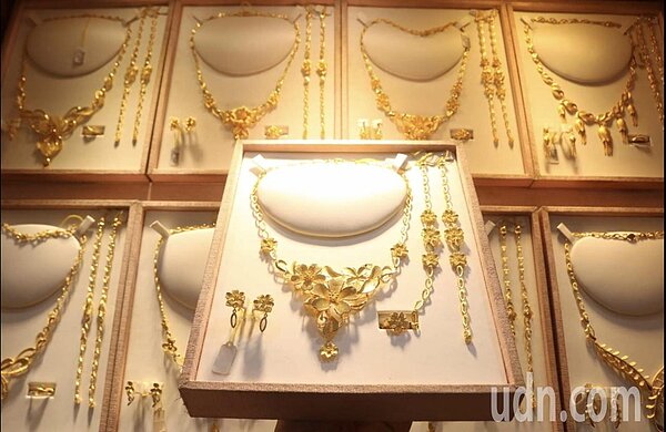 金價已突破7000大關,今天每錢7130元創歷史新高,傳統新人結婚都要買金飾戴,但現在金價高,許多新人實在買不下手。記者林宛諭/攝影