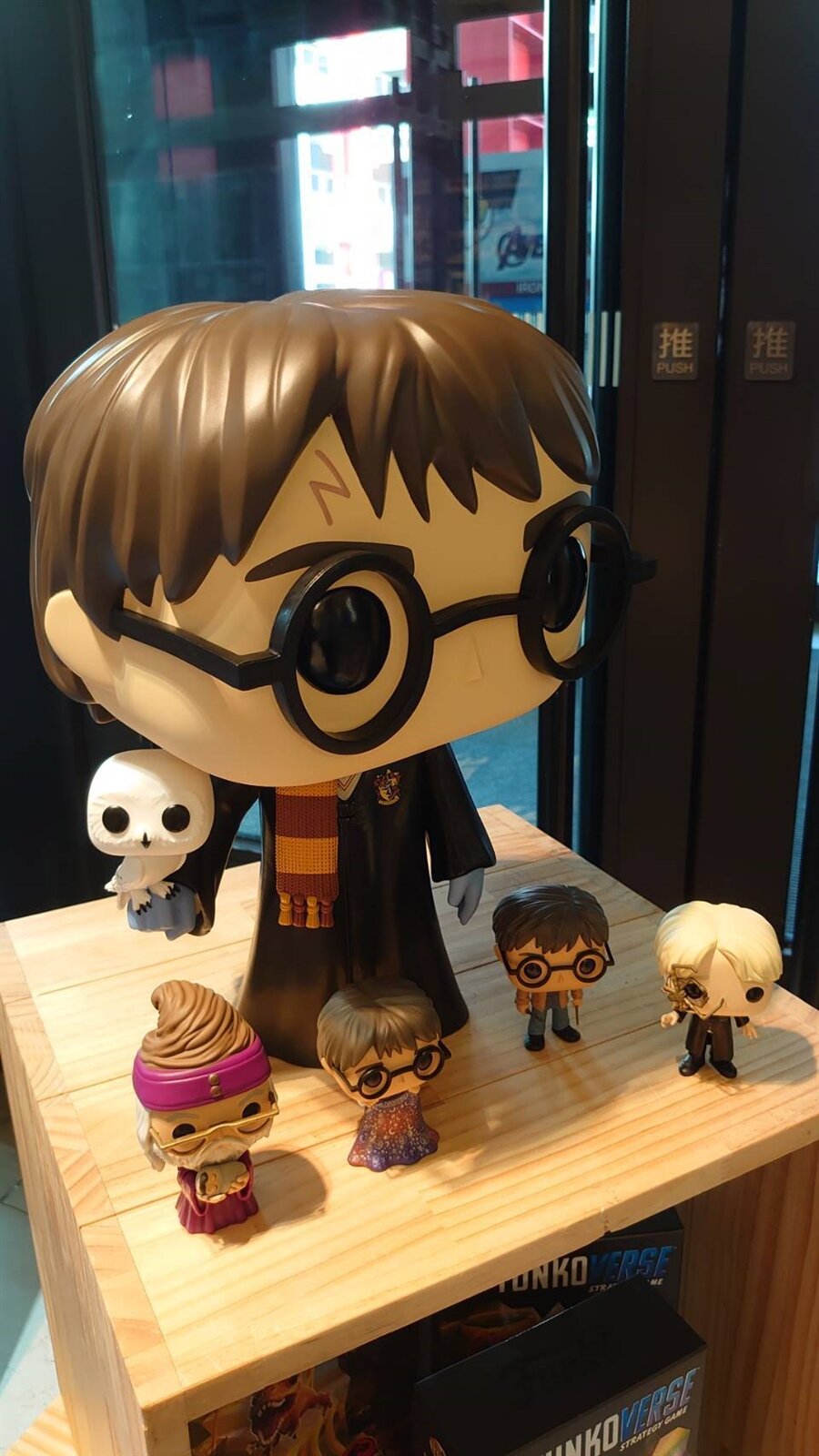 店中展售唯一的18吋哈利波特公仔,主角哈利波特身上的圍巾和臉上紋路都栩栩如生。記者何秀玲/攝影