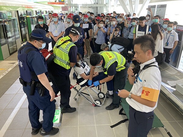 中捷綠線年底通車,台中市交通局昨初勘,10多名委員分3組至各場站勘驗設備,並模擬「乘客引爆汽油彈」情境綜合考題。圖/台中市新聞局提供