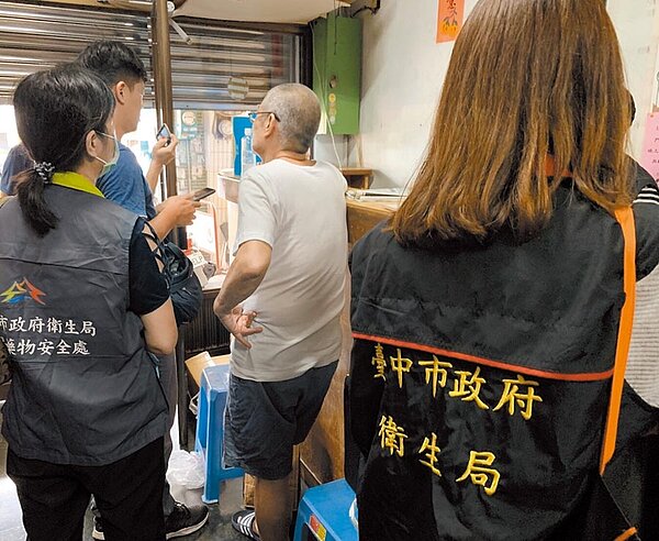 毒中藥事件愈滾愈大，台中地院昨裁定羈押盛唐中醫院長、九褔診所醫師等3人。圖為台中市衛生局與檢警搜查的畫面。（台中市衛生局提供／張妍溱台中傳真）