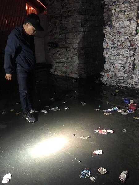 南投縣環保局稽查人員在南崗工業區工廠內,發現工廠清洗容器廢水因大雨汙染平山大排。圖/南投縣環保局提供