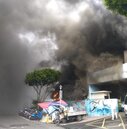 疑似燃燒垃圾起火！　「濱江市場」停車場濃煙猛竄