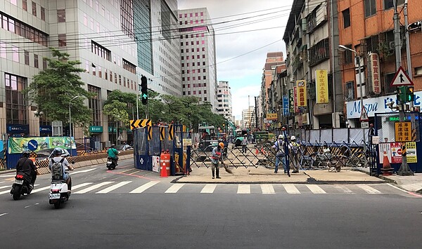 新北市中和連城路正實施捷運工程，使交通陷入黑暗期，有民眾對此感到不便，市府也立即做出應對措施，盼能紓解塞車問題。圖／新北捷運局提供