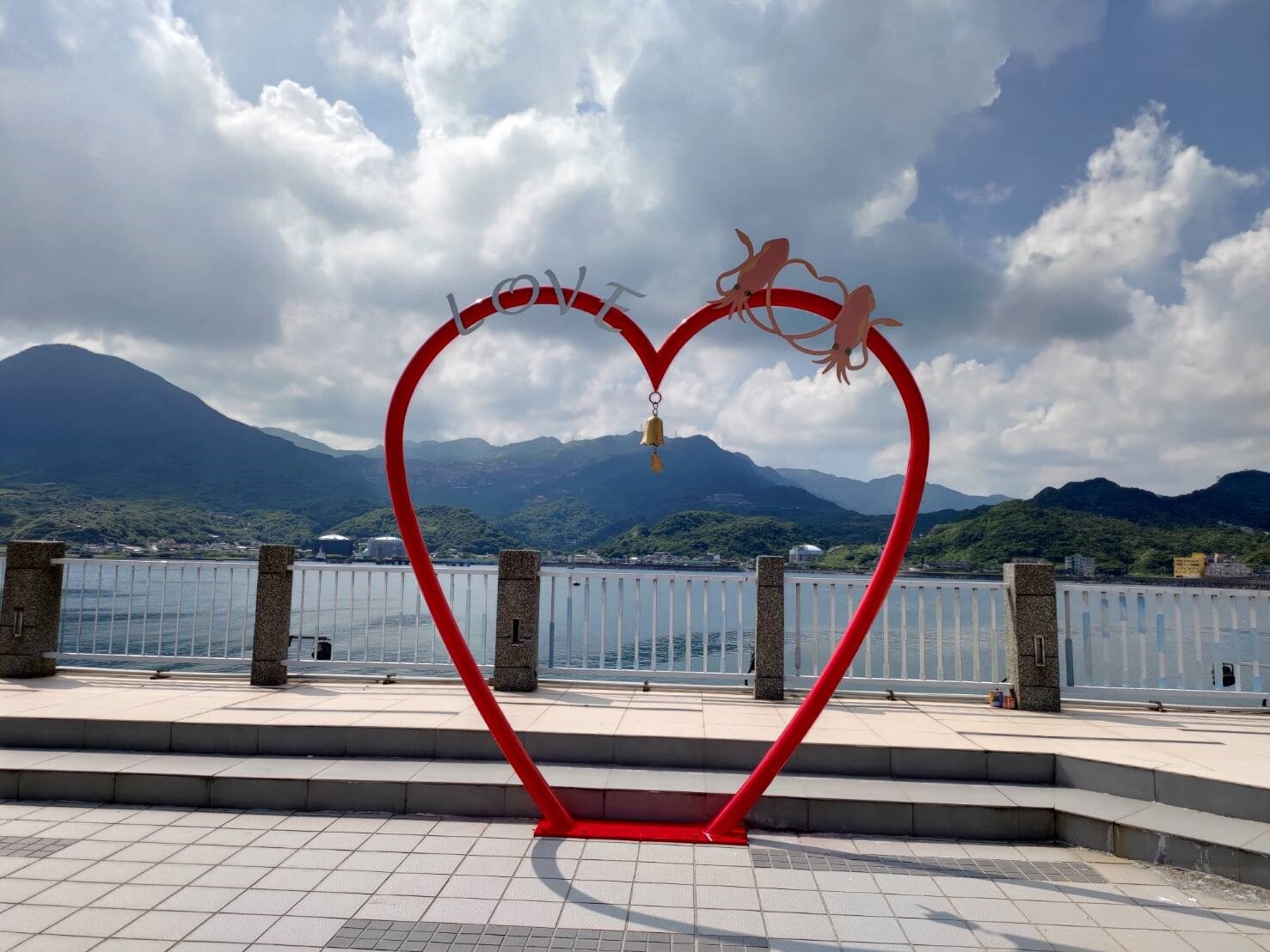 深澳漁港海天步道情人鐘。圖/新北市農業局提供