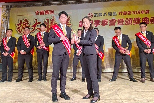 永慶不動產竹北福興謙里加盟店的店長何宸旭入行5年,擁年薪近500萬元。圖/何宸旭提供