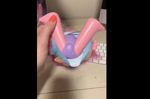 有母親錄下影片，指控玩偶按鈕位置不當，按下時發出的喘息聲，更令她震驚。圖擷自推特