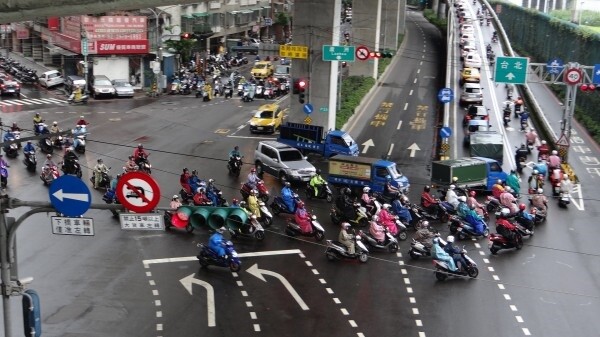 為了提升行車動線順暢,新北及桃園部分路段取消機車兩段式左轉。示意圖/新北市交通局提供