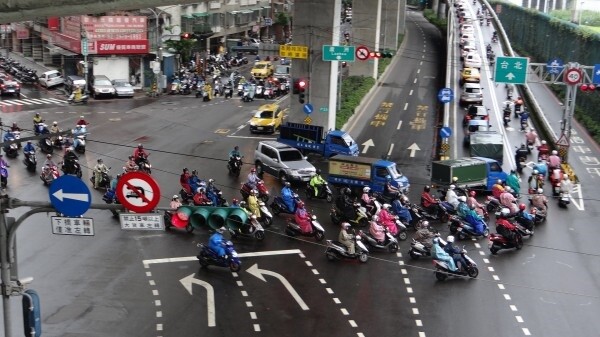 為了提升行車動線順暢，新北及桃園部分路段取消機車兩段式左轉。示意圖／新北市交通局提供