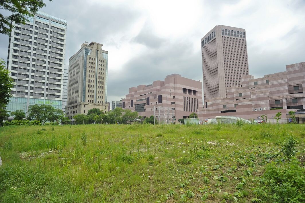 信義計劃區D1素地,松勤莊敬路口。(好房news記者 陳韋帆/攝影)