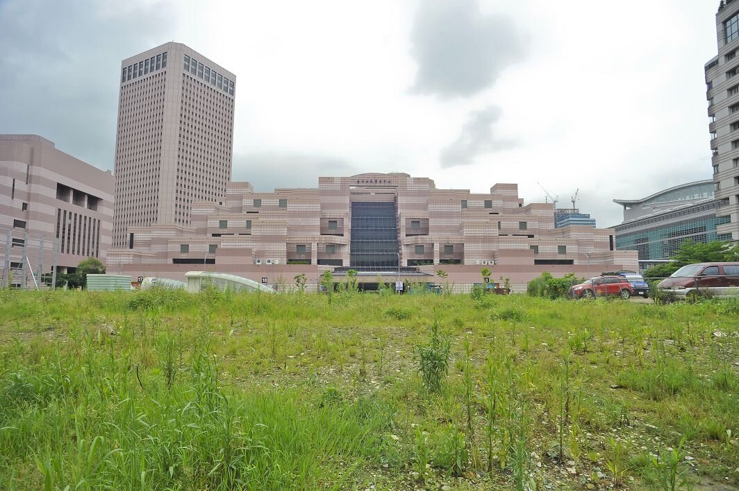 信義計劃區D1素地,松勤莊敬路口。(好房news記者 陳韋帆/攝影)