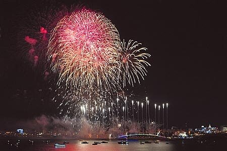 雄獅旅遊首創讓旅客在國際郵輪上欣賞「海上版」的絢麗澎湖花火節。（何書青攝） 