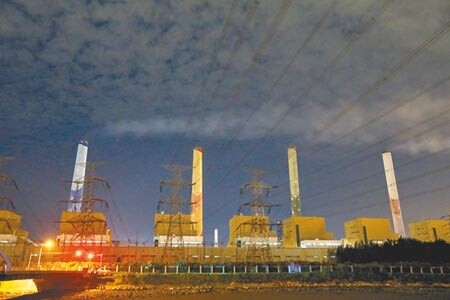 專家指出台中火力發電廠排放的空汙，疑與中部地區「肺、支氣管及氣管癌症」平均發生率偏高有關。（本報資料照片）