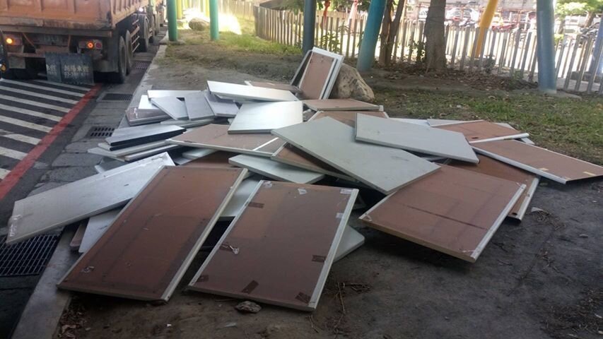 貼有台北市中正高中財產編號的課桌椅,上月被發現棄置在新北重陽橋下,新北環保局追查發現,是遭未領有廢棄物清除許可證到工程行隨意丟棄。圖/彭佳芸服務處提供