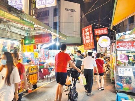 中央流行疫情指揮中心5日宣布八大場所要佩戴口罩,但桃園觀光夜市有佩戴口罩者並不多。(賴佑維攝)