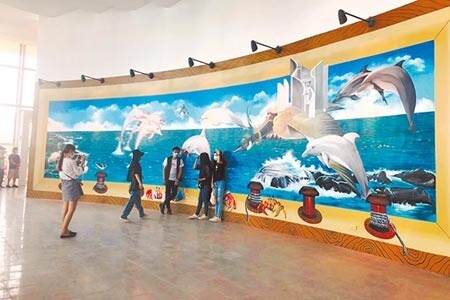 彰化縣自然生態教育中心室內展出以海豚為主題創作一幅長15公尺、高3.5公尺的巨幅作品。（吳敏菁攝）