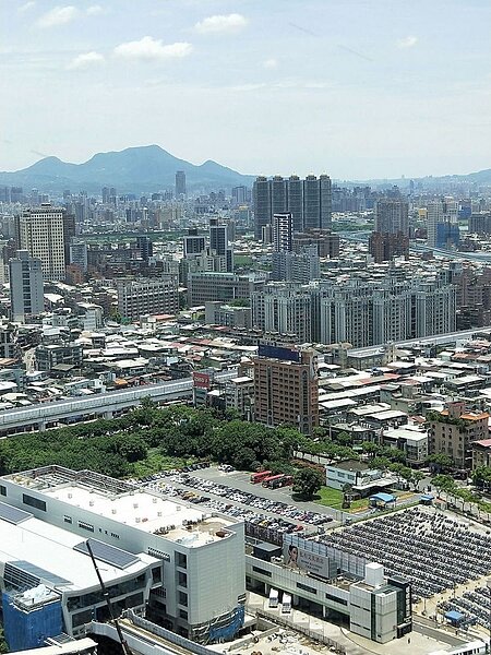 新北市汽、機車停車場嚴重不足,市府爭取前瞻經費設停車場,也規畫開放夜間幹道紅線及校園平面停車。 記者施鴻基/攝影