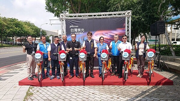 響應中市府推綠色運具,美光熱心捐后里iBike站點。圖/台中市政府提供