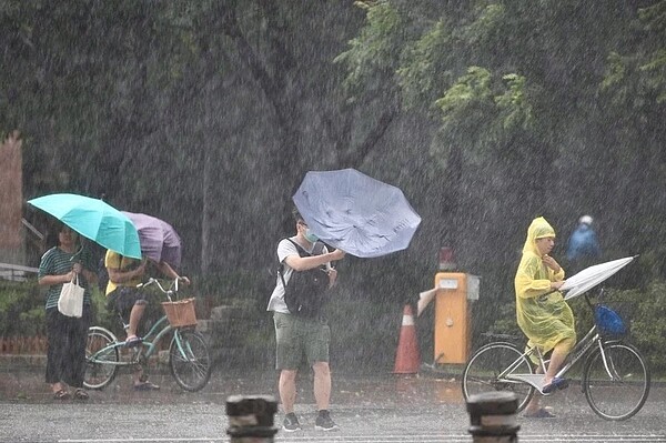 中央氣象局說，受到颱風薔蜜影響，周一到周二慎防豪雨。 圖／聯合報系資料照片