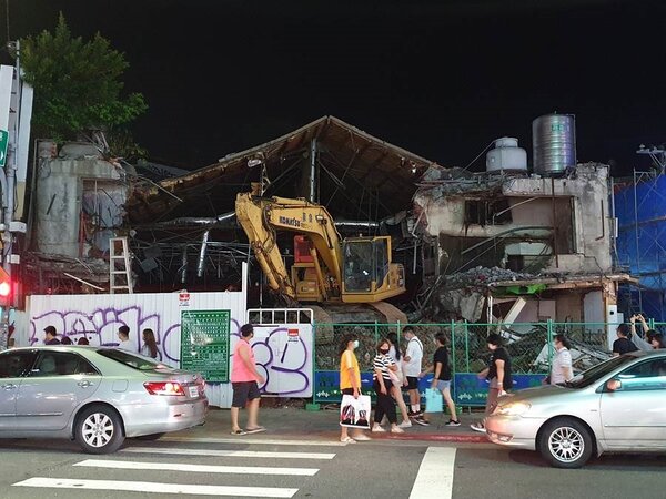 陽明戲院已進駐大型機具執行拆除作業。圖／取自臉書《我是北投人》