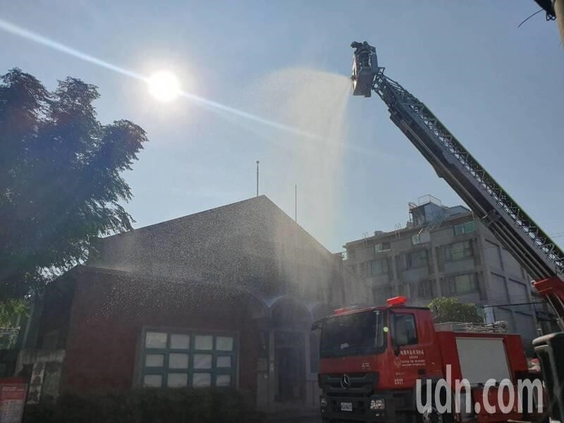 桃園市政府消防局去年針對歷史建築八德中正堂進行古蹟火災搶救,以高空噴灑水霧的方式滅火,減少強力水壓對古蹟的破壞。記者陳夢茹/攝影