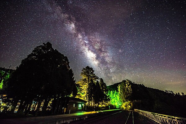 英仙座流星雨將來臨,嘉義縣府推出6大必去觀星點,邀民眾前往。圖/嘉義縣政府提供