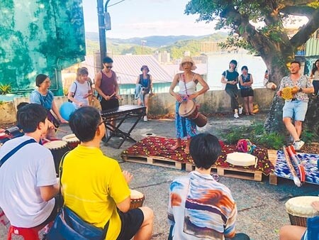 山海工作營聚集多達70家攤位,現場有敲擊樂器的互動式體驗,除展現山海魅力,不少長輩也加入一起哼唱。(吳康瑋攝)