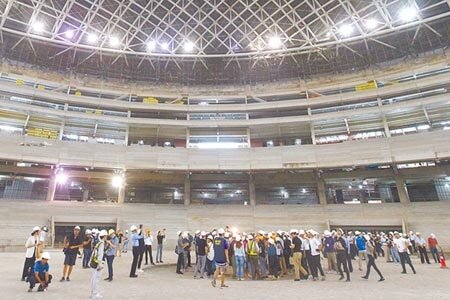 北市府同意大巨蛋復工，藍綠市議員不滿圖利遠雄齊喊告。圖為市議會工務委員會現場考察大巨蛋工地。