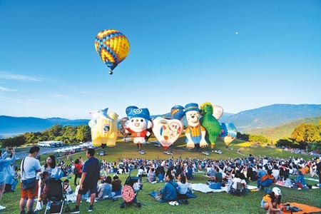 台灣國際熱氣球嘉年華活動，累計遊客已達60萬人次，防疫不能鬆懈。（莊哲權攝）