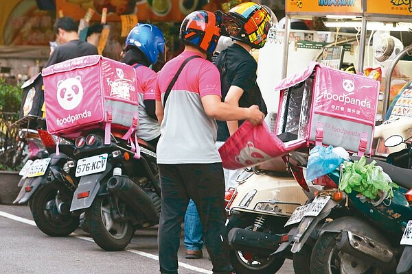 疫情改變生活形態,帶動餐飲外送等「宅經濟」商機。圖/聯合報系資料照片